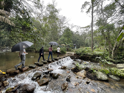 瓊中新聞:北京大學(xué)景觀設(shè)計(jì)學(xué)研究院院長俞孔堅(jiān)來我縣考察調(diào)研